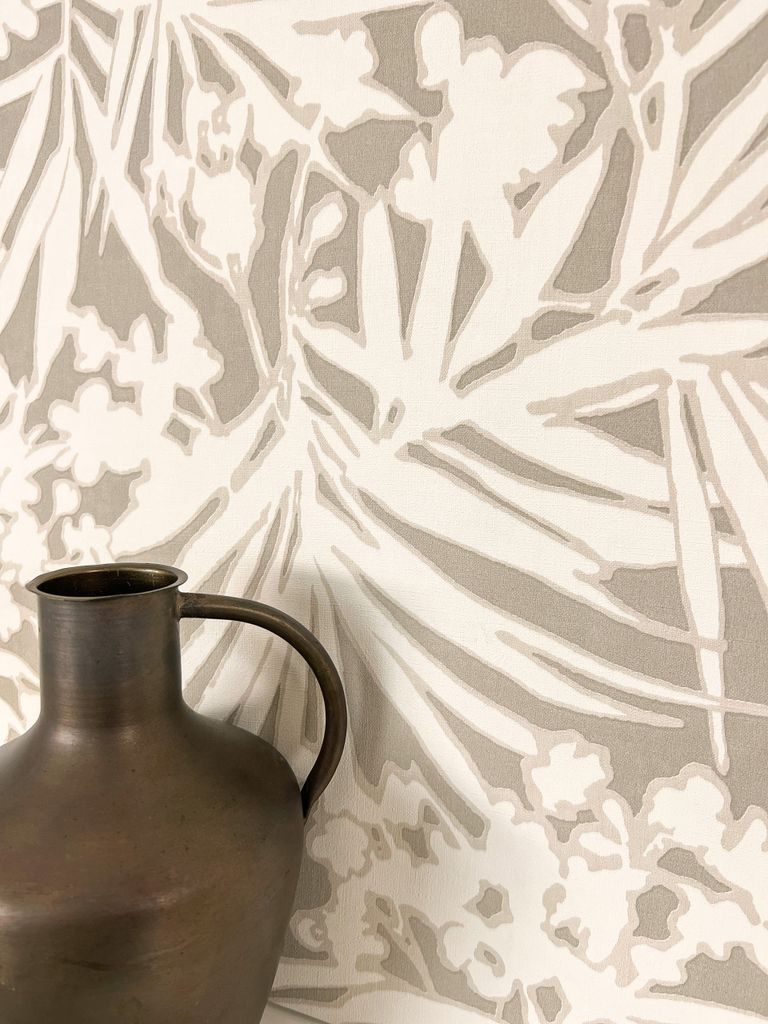 NEWROOM Tapete Beige Vliestapete Dschungel - Mustertapete Modern Taupe Weiß Palmenblätter Blüten Blumentapete Tropisch Dschungeltapete