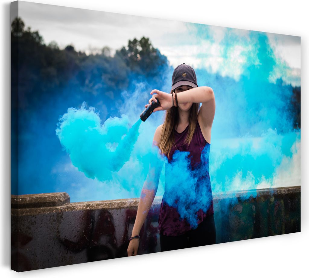 Leinwandbild (120x80cm): Junge Frau mit Baseballmütze versprüht Rauchschwaden, echter Holz-Keilrahmen inkl. Aufhänger, handgefertigt in Deutschland