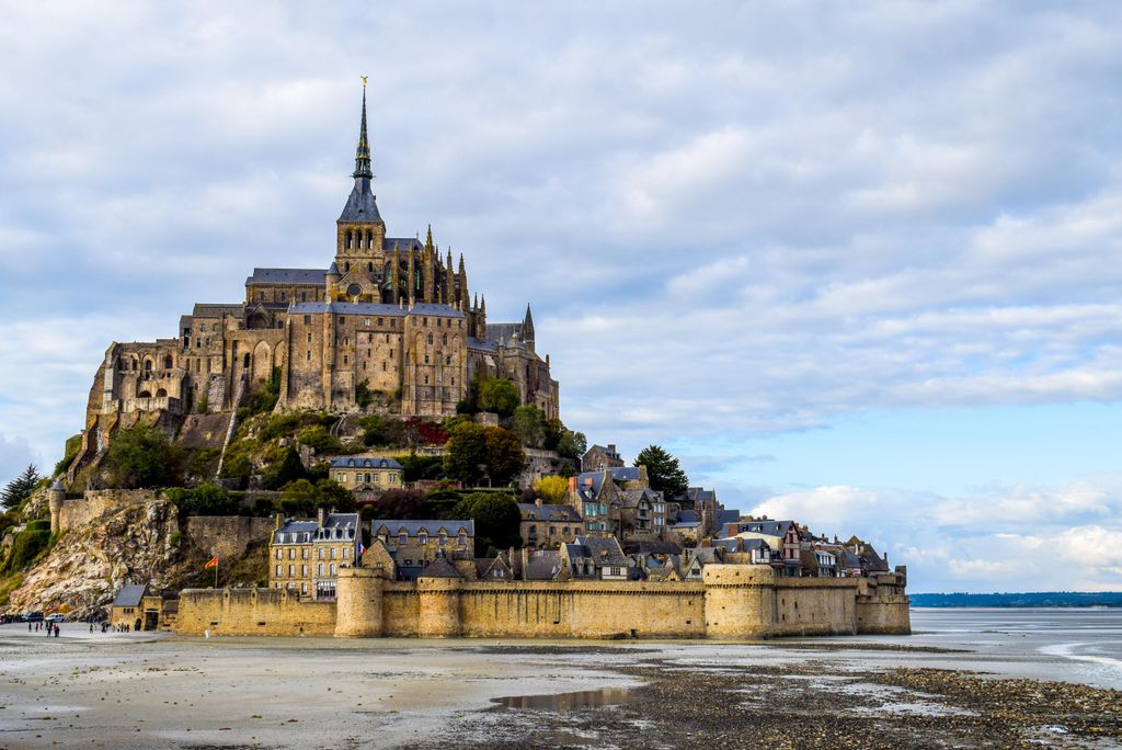 hansepuzzle 100128 - Le Mont St. Michel Puzzle, 2000 Teile, Reisen, 90,0 x 60,0cm mit hochwertiger Aufbewahrung, Kartonbox & Beutel