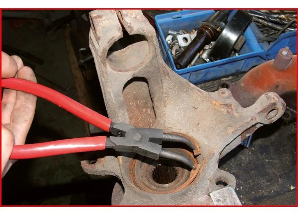Extraire vos circlips difficiles avec la pince coudée 45° KS TOOLS - 2