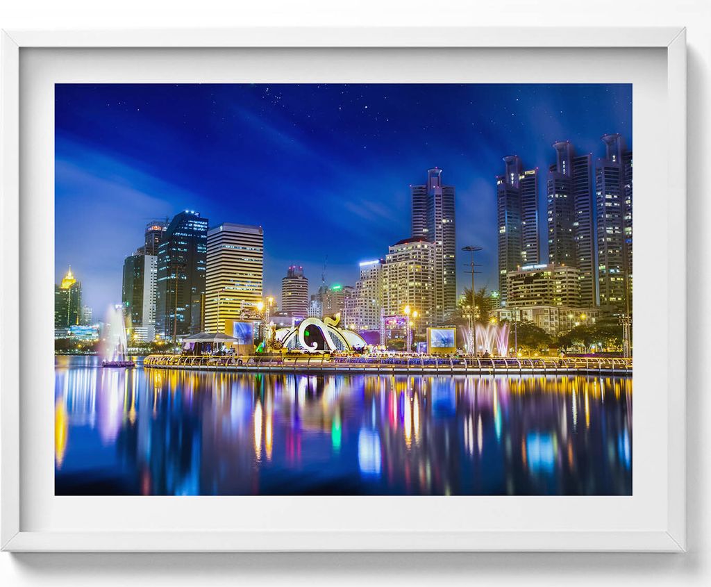 Eine Stadt voller Farben– Wandbild mit Rahmen – Gerahmtes Bild – Wanddekoration – 80x60 cm – Weiß Rahmen