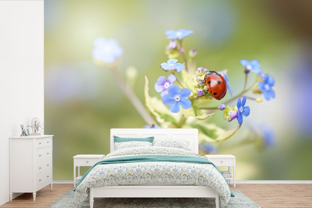 MuchoWow Fototapete für Wohnzimmer oder Schlafzimmer Wandtapete Vinyl Motivtapete Marienkäfer - Blume - Frühling - 390x260 cm - Papiertapete
