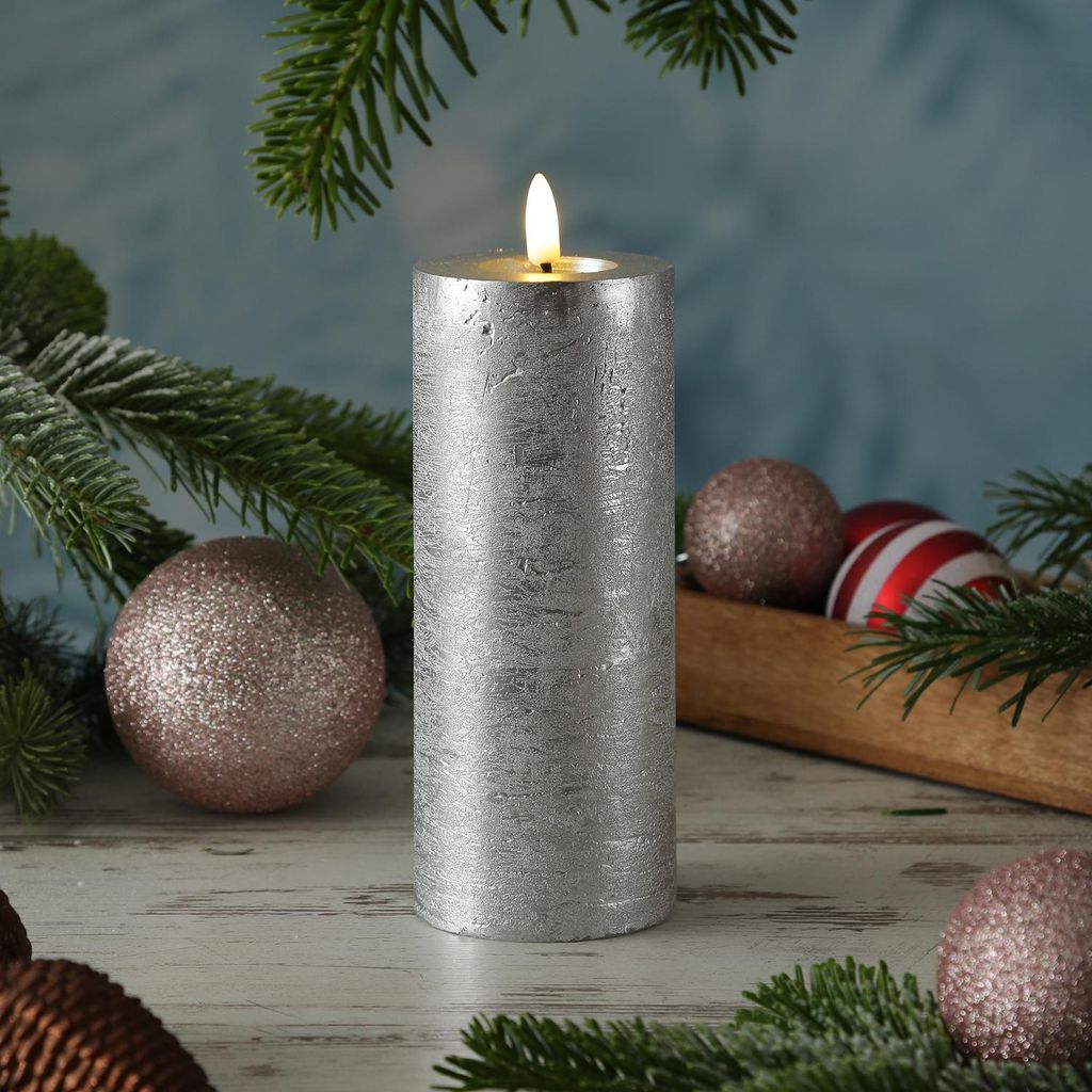 LED Kerze LINA - Rustik-Optik - Echtwachs - 3D Flamme - H: 19cm - D: 7cm - Timer - silber