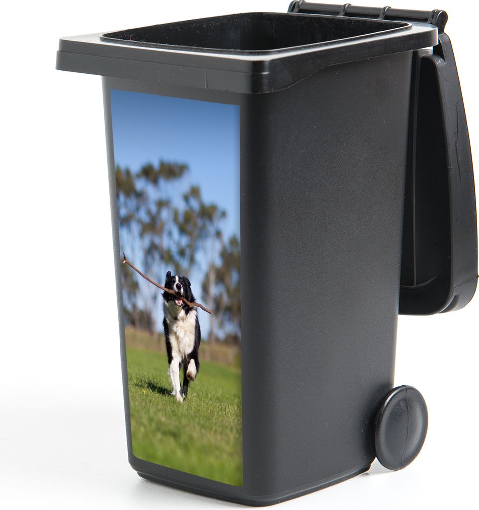 MuchoWow Mülltonnenaufkleber Ein Border Collie mit einem Stock im Maul 44x98 cm - Containeraufkleber - Aufkleber - Mülltonnen-Aufkleber