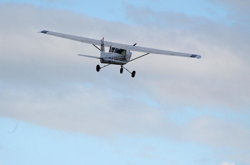 Jochen Schweizer Rundflug im Flugzeug (60 Min.); Erlebnis verschenken oder selbst erleben; Der Gutschein ist gültig für 1 Person.
