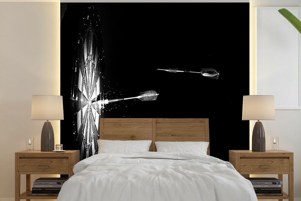 MuchoWow Fototapete für Wohnzimmer oder Schlafzimmer Wandtapete Vinyl Motivtapete Dartpfeil fliegt auf die Dartscheibe - schwarz und weiß - 350...