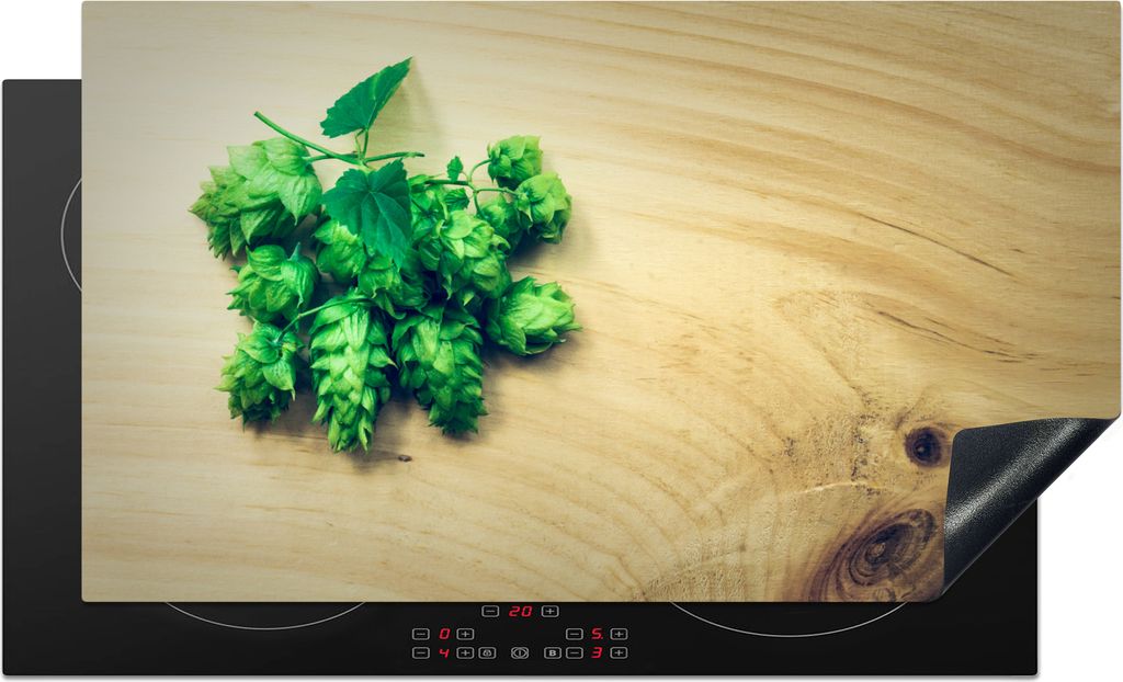KitchenYeah Herdabdeckplatte Frischer Hopfen auf einem hölzernen Hintergrund , 91x52cm, Küche Deko, Glaskeramikfeld Herdabdeckung, Abdeckplatte...