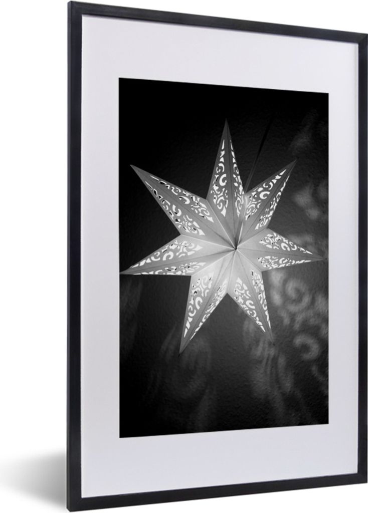 MuchoWow MuchoWow Gerahmtes Poster Ein beleuchteter Stern im Winter - schwarz und weiß 40x60 cm - Poster mit zchwarzem Bilderrahmen - Poster i...
