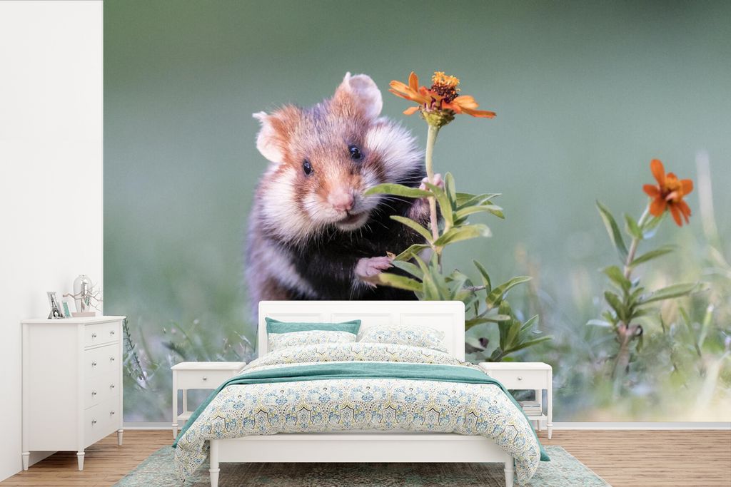 MuchoWow Fototapete für Wohnzimmer oder Schlafzimmer Wandtapete Vinyl Motivtapete Hamster versteckt sich hinter einer Blume - 390x260 cm - Papie...