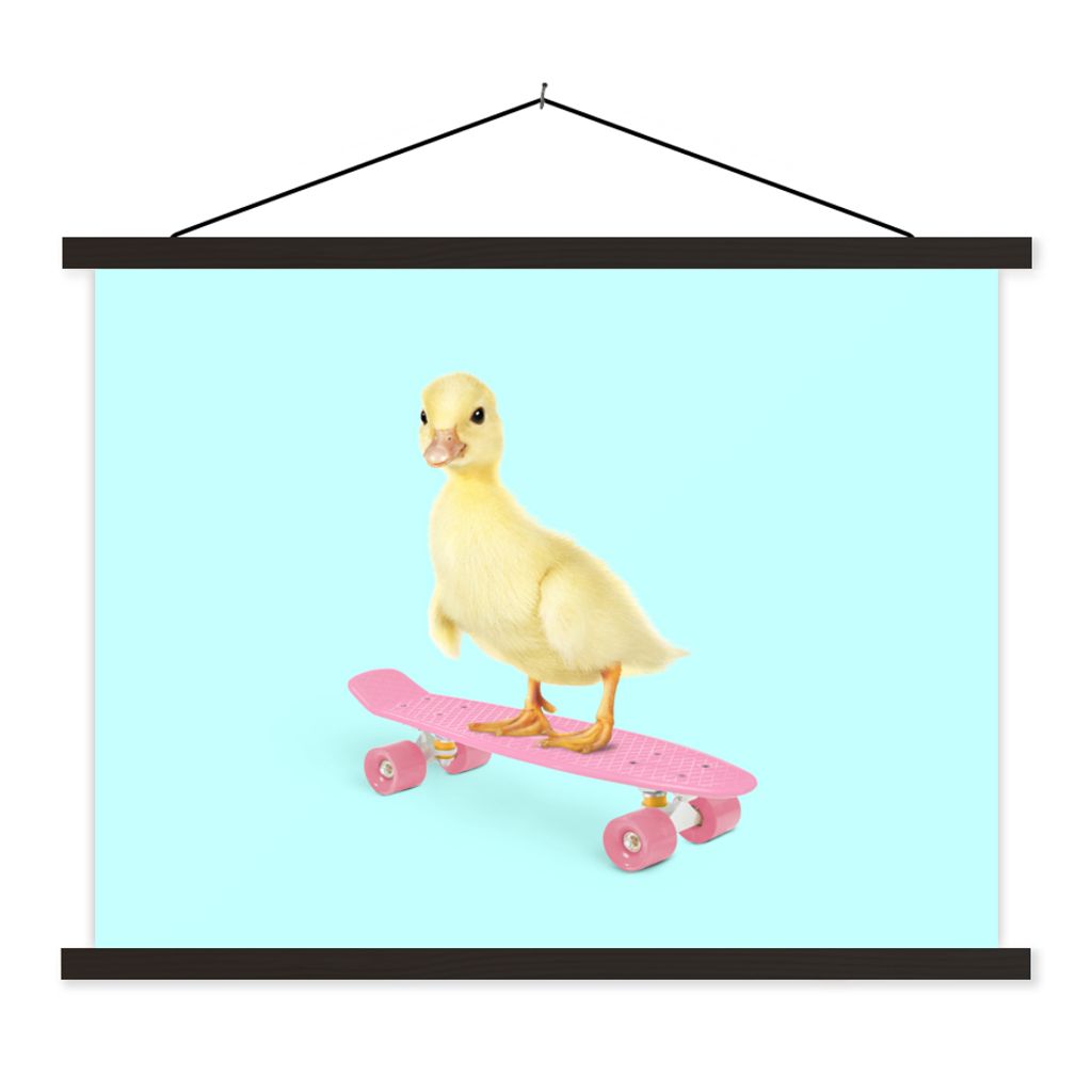 MuchoWow Textilposter Ente - Küken - Skateboard - Blau - Rosa 60x45 cm mit schwarzem Rahmen - Poster Schlafzimmer