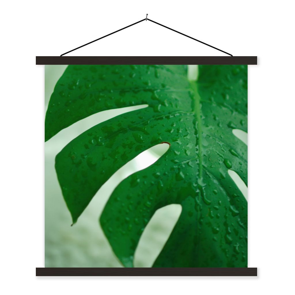 MuchoWow Textilposter Nahaufnahme von Tröpfchen auf einem Blatt der Käsepflanze (Monstera deliciosa) 120x120 cm mit schwarzem Rahmen - Aufhäng...