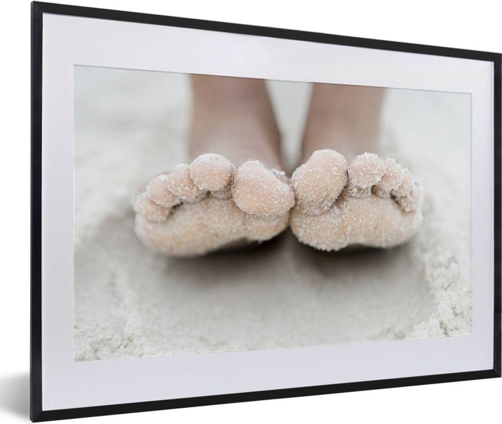 MuchoWow Gerahmtes Poster Die Füße im Sand 60x40 cm - Poster mit Schwarzem Bilderrahmen Wandposter Rahmen Foto Bilder - Schlafzimmer - Plakat i...