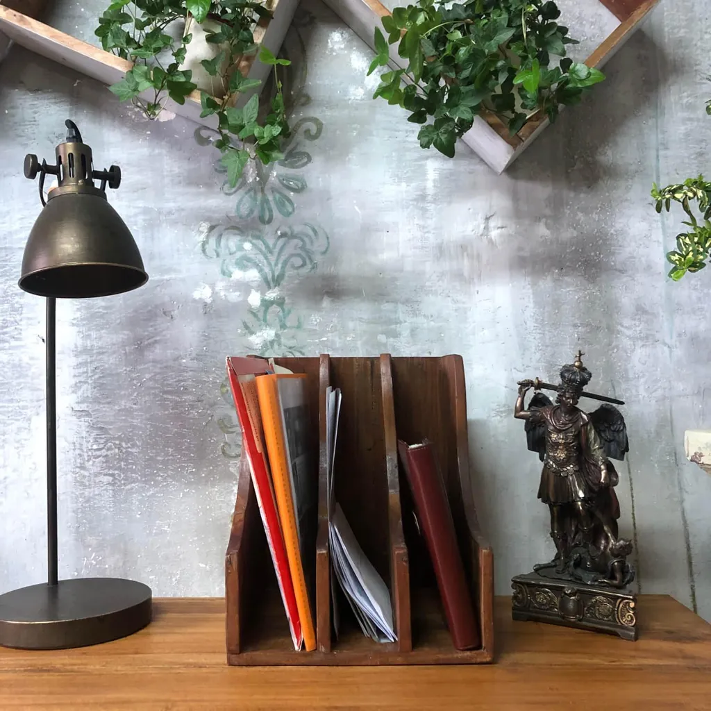 Organiseur artisanal bois de récupération : ranger son bureau avec style