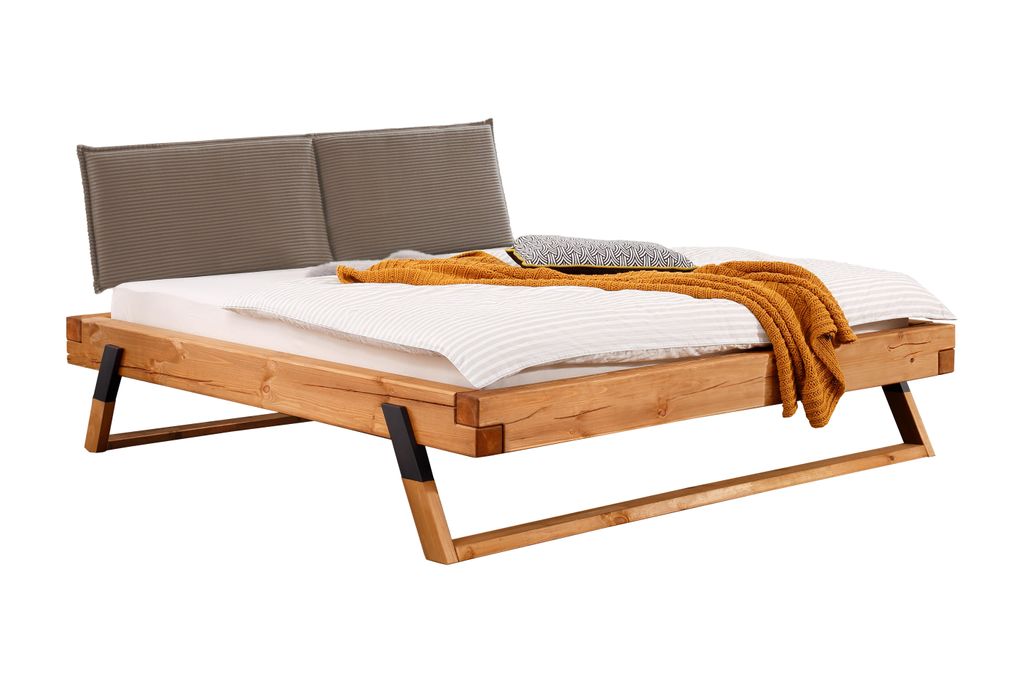 Woodroom Massivholzbett Ypern 180x200 cm – Kiefer massiv eichefarbig geölt, Cord-Kopfteil Taupe, Holzkufe natur/metall