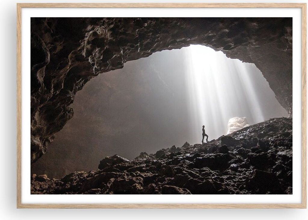 Gerahmtes Poster - Rahmen in heller Eiche - Höhle Morgendämmerung Frau - 100x70 cm - Wand Bild - Wanddeko - Wandbilder - Kunstposter - Wandposter...