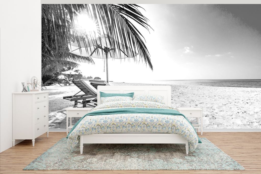 MuchoWow Fototapete für Wohnzimmer oder Schlafzimmer Wandtapete Vinyl Motivtapete Die Sonne scheint auf den tropischen Strand - schwarz und wei...