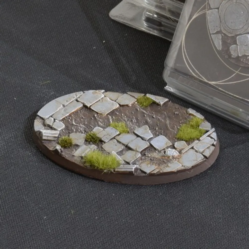 GamersGrass Temple Oval 105mm socle décoré pour figurines de wargame