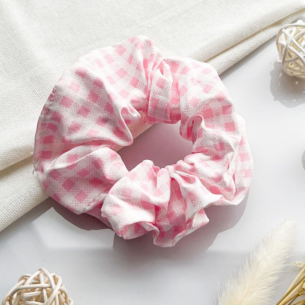 Klassischer Haargummi aus Baumwoll-Vichy in hellem Rosa
