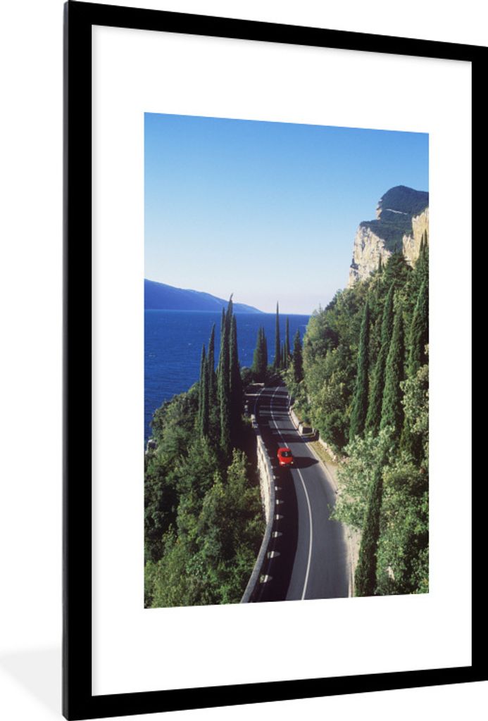 MuchoWow Gerahmtes Poster Gardasee - Straße - Auto 60x90 cm - Poster mit Schwarzem Bilderrahmen Wandposter Rahmen Foto Bilder - Dekoration - Wan...