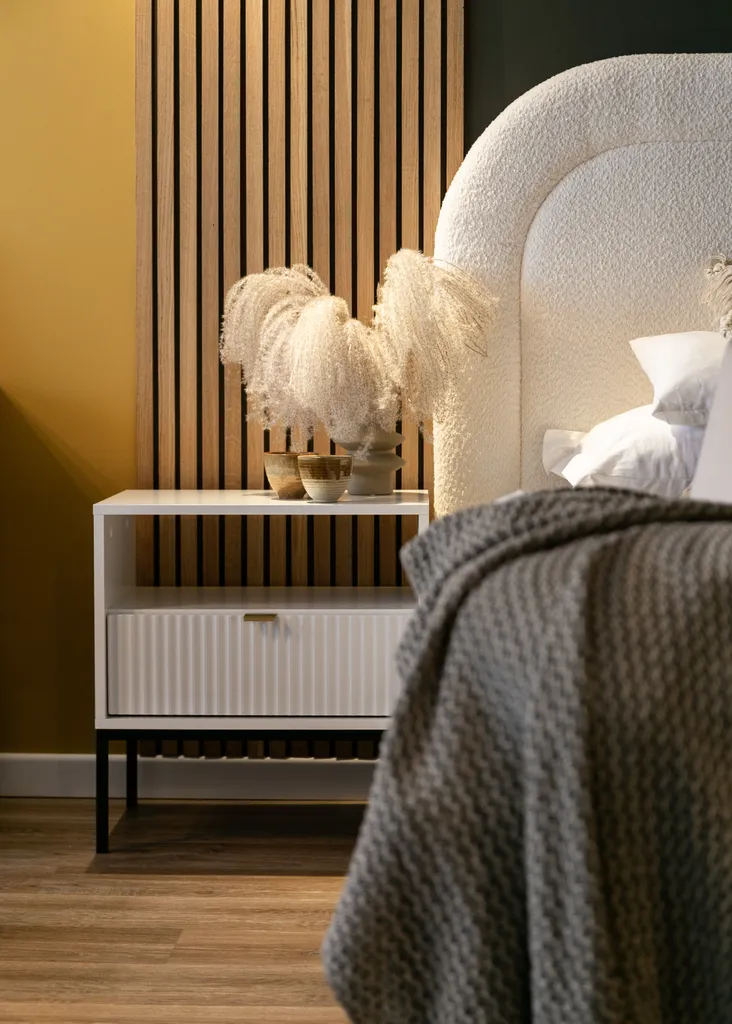 Table de nuit compacte blanche pour optimiser le rangement de lit - 2