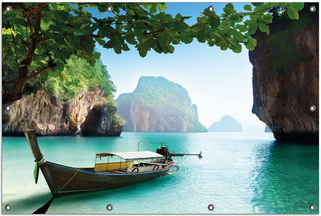 Wallario Outdoor-Poster für Garten oder Balkon, Motiv Fischerboot in Thailand blaues Meer und Steinfelsen, in ca. 100 x 150 cm