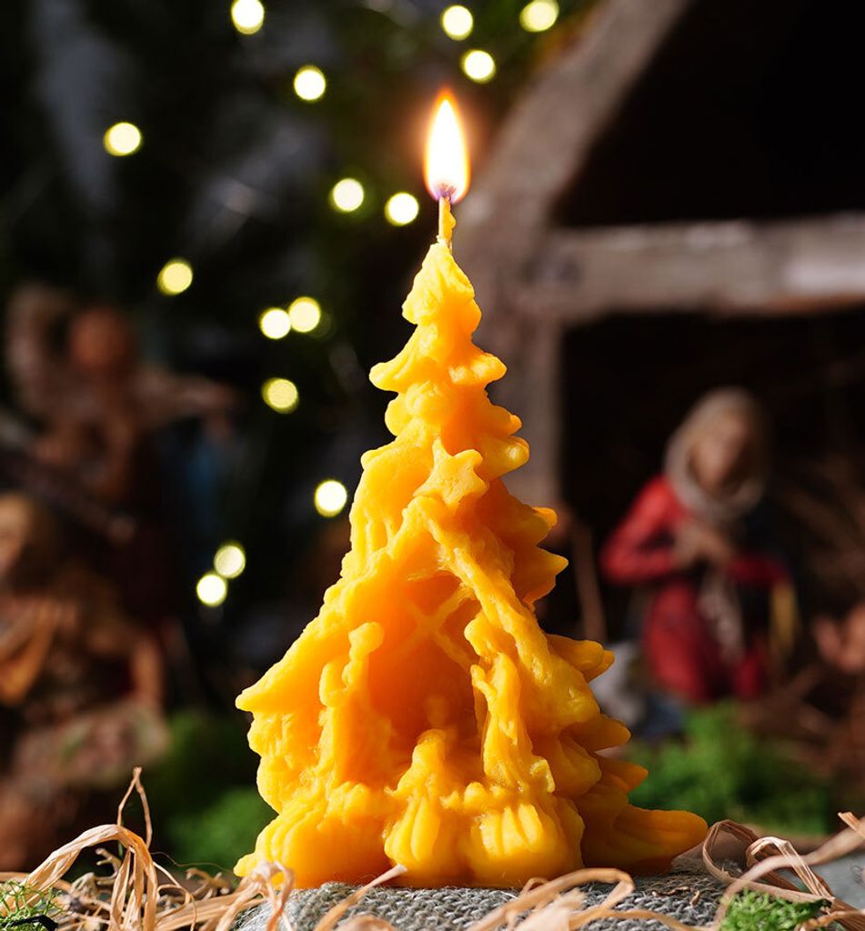 tea4chill Bienenwachskerze aus 100% Bienenwachs, Kerze 11,5 x 14,5cm, Tannenbaum mit Krippe, Weihnachtsbaum, Geschenk für Weihnachten, handgefertigt