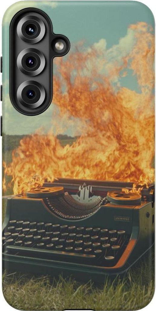 Brennende Schreibmaschine im grünen Feld – Hülle Kompatibel mit Galaxy S25 Plus
