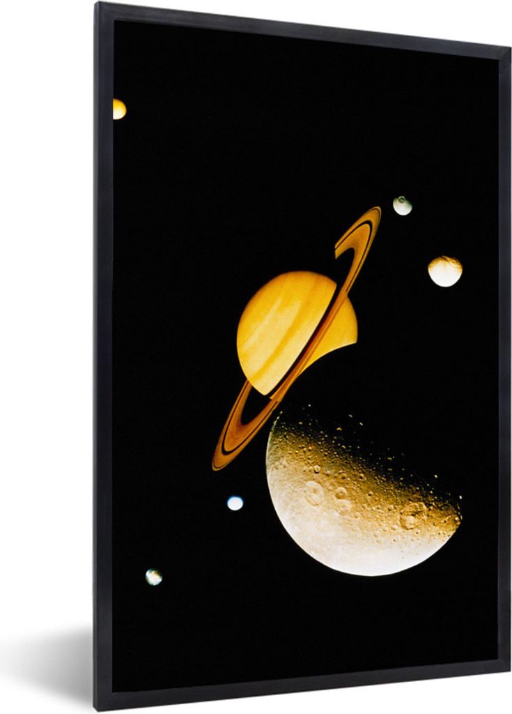 MuchoWow Gerahmtes Poster Saturn und seine Monde 20x30 cm - Poster mit Schwarzem Bilderrahmen Wandposter Rahmen Foto Bilder - Drucken - Bilder Po...