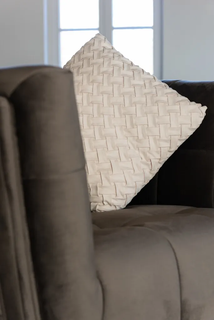 Coussin Beige Tissé J-Line en Polyester Résistant et Texture Relief - 5