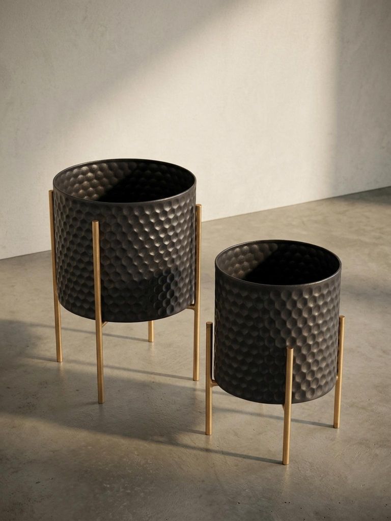 Schwarz-Goldene Metall-Blumentöpfe im 2er Set, Elegante Runde Pflanzkübel. 30x30x44 cm | Kadima Design