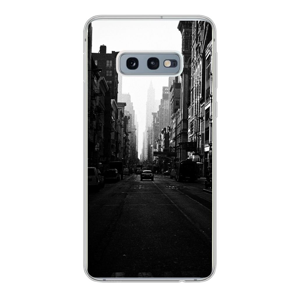 MuchoWow Handyhülle Schutzhülle Hülle für Samsung Galaxy S10e Autofahrt durch eine ruhige Straße in New York in schwarz-weiß Silikon Softca...