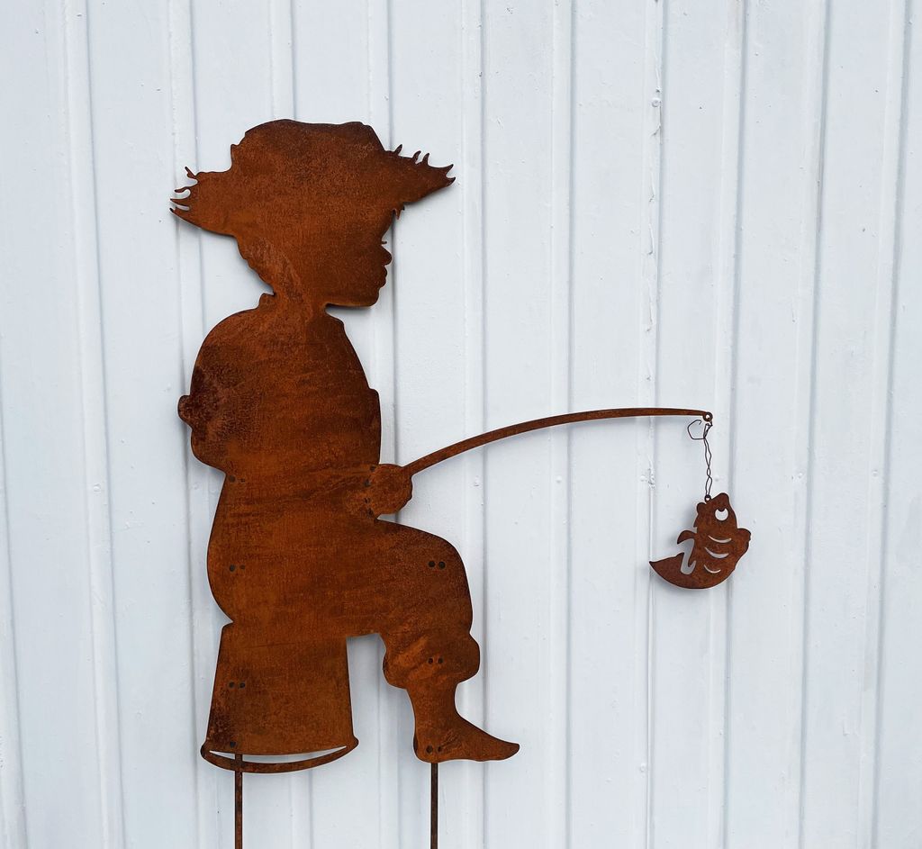 Gartenfigur Junger Angler Tom mit Fisch 70x60cm zum Stecken Gartenstecker Edelrost Gartendeko Wetterfest Rost Metall Rostfigur Teich Deko Maritim M...
