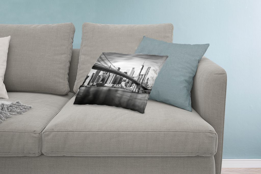 MuchoWow Zierkissen Sofakissen Wohnzimmer Dekokissen 60x40 cm Architektur - New York - Brooklyn Bridge - Wasser - Schwarz und weiß - Kopfkissen ...