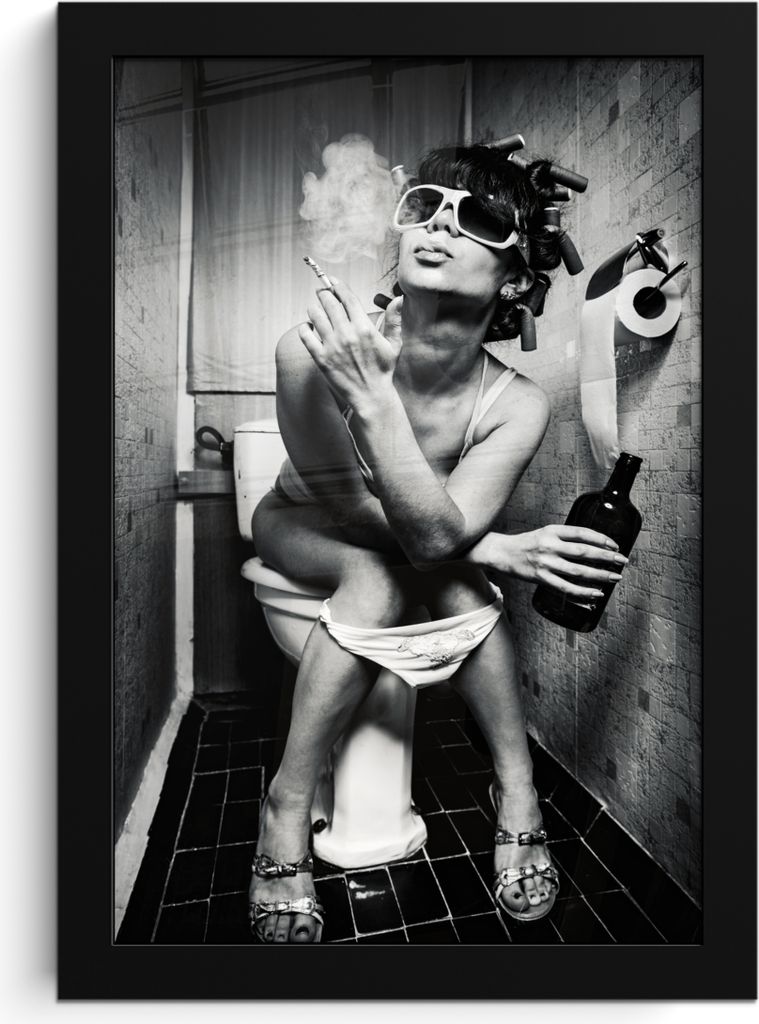 MuchoWow MuchoWow Gerahmtes Poster Frau - Vintage - Lockenwickler - Toilette - Zigarette 20x30 cm - Poster mit zchwarzem Bilderrahmen - Drucken...