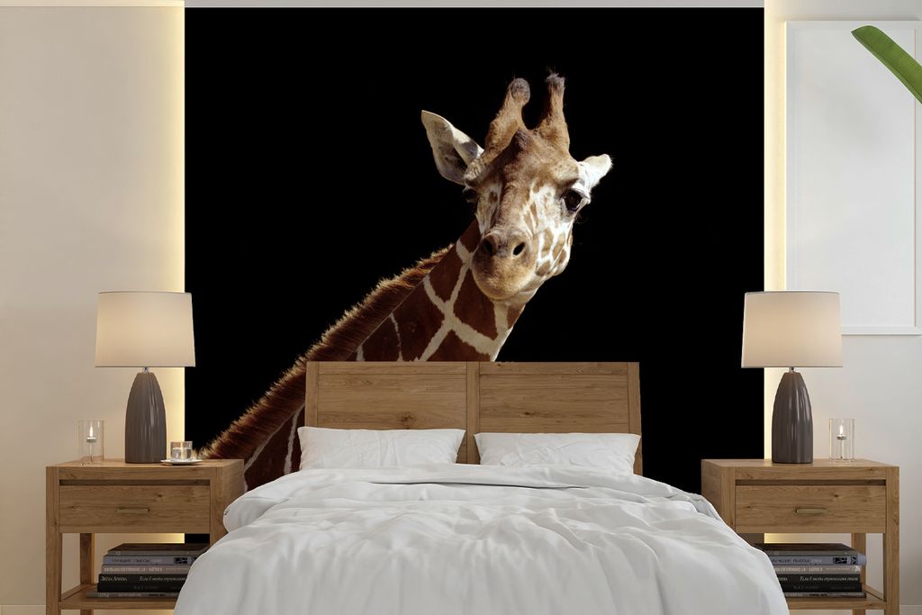 MuchoWow Fototapete für Wohnzimmer oder Schlafzimmer Wandtapete Vinyl Motivtapete Giraffe Porträt für schwarzen Hintergrund - 350x350 cm - Sch...