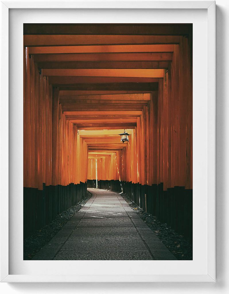 Traditioneller Weg durch das Torii-Tor– Wandbild mit Rahmen – Gerahmtes Bild – Wanddekoration – 60x80 cm – Weiß Rahmen