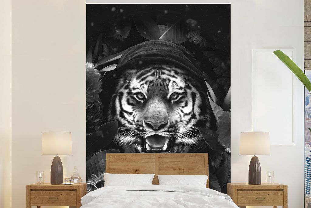 MuchoWow Fototapete für Wohnzimmer oder Schlafzimmer Wandtapete Vinyl Motivtapete Tiger mit Kapuzenpulli zwischen blauen Blumen - schwarz und we...