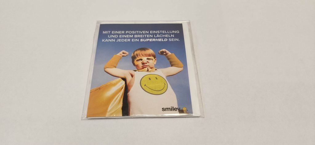 Allgemeine Wünsche – Smiley - Minikarte mit Umschlag – Superheldenkind