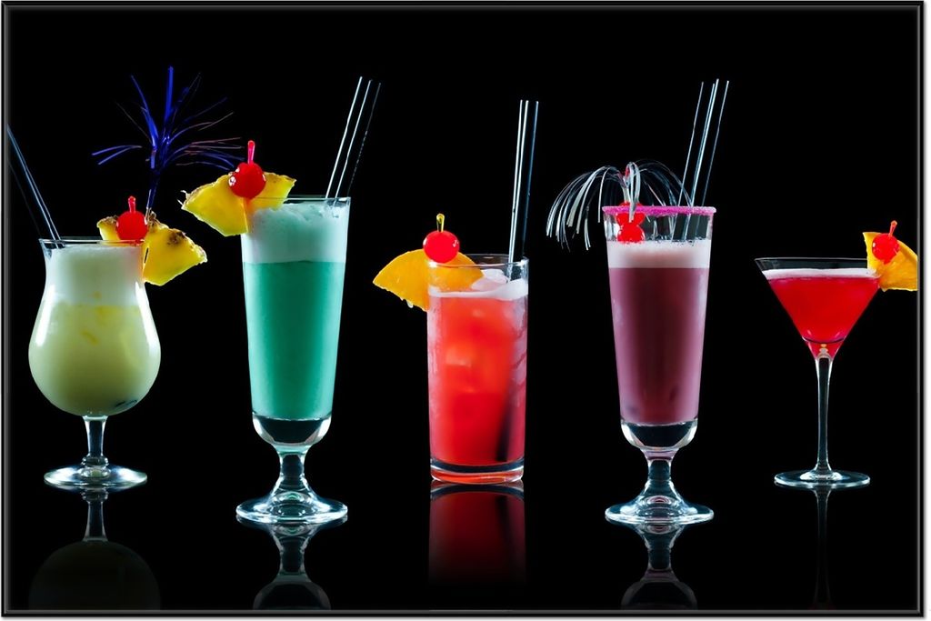 Wallario Wandbild Bunte Cocktails vor schwarzem Hintergrund, Größe: 61 x 91,50 cm, Poster mit schwarzem Aluminiumrahmen