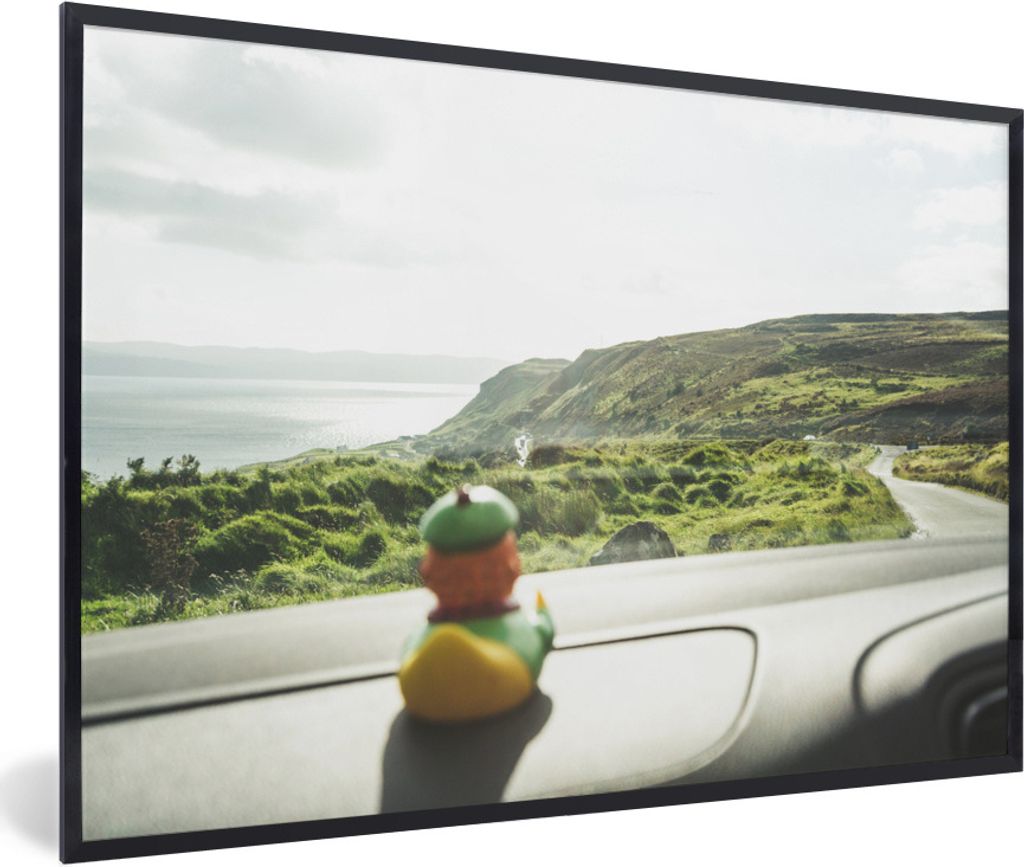 MuchoWow Gerahmtes Poster Gummi-Ente - Auto - Berge 90x60 cm - Poster mit Schwarzem Bilderrahmen Wandposter Rahmen Foto Bilder - Fotorahmen - Fot...