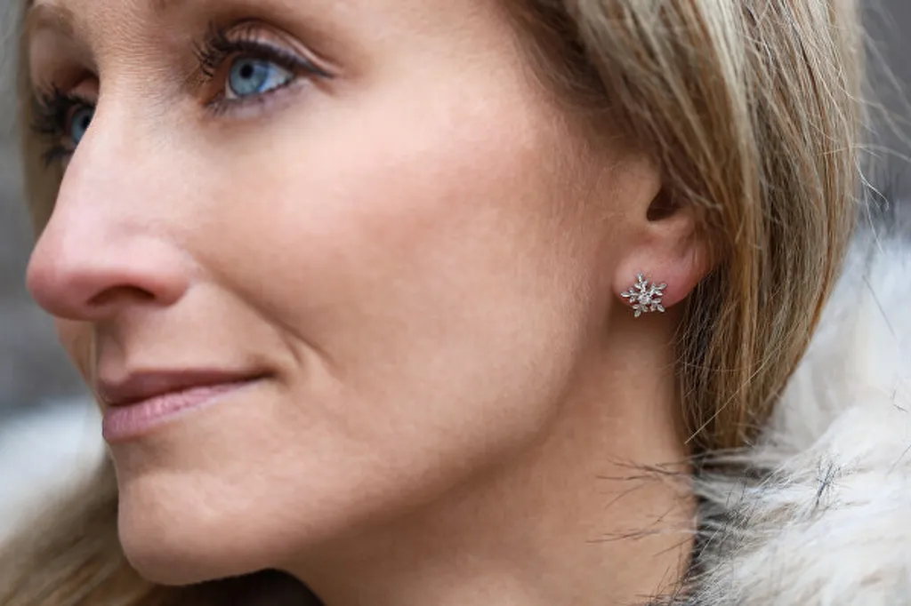 Boucles d'oreilles flocon argent AGT-E013PW avec détails ciselés