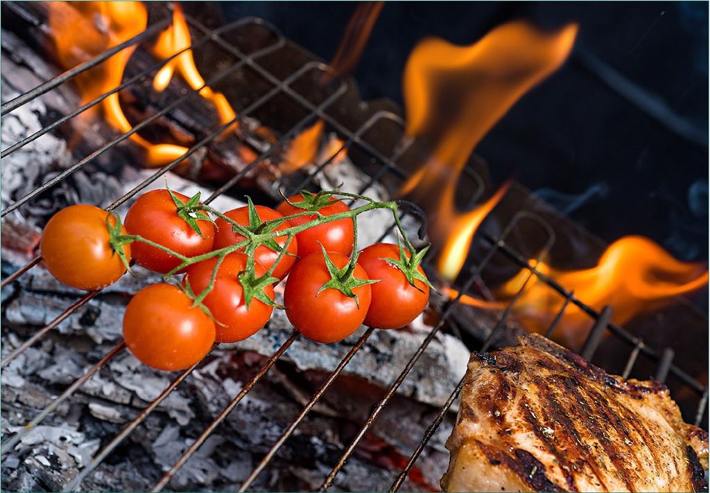 Wallario Fototapete Vliestapete, seidenmatte Oberfläche, einfache Verarbeitung, Größe 300 x 210 cm, Motiv Tomaten und Steak auf einem Grill