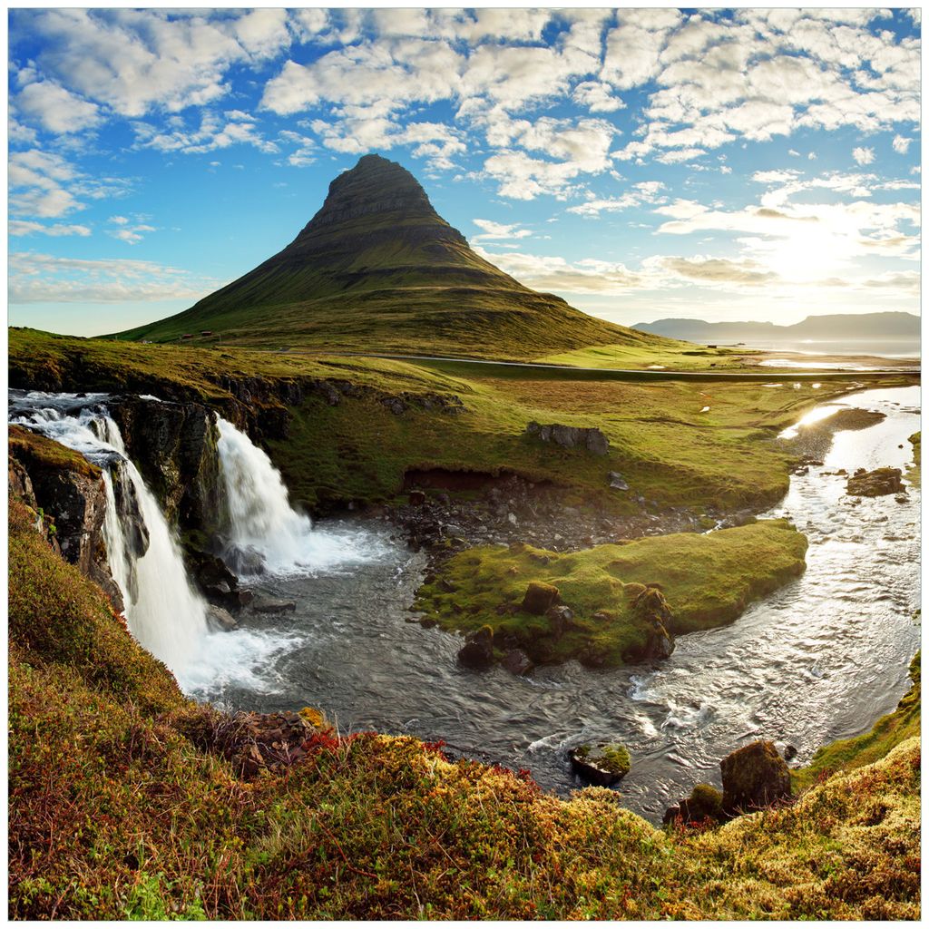 Wallario Premium Glasbild, freischwebende Optik, kräftige Farben, Größe 50 x 50 cm Motiv Island Panorama Fluss Berge und blauer Himmel