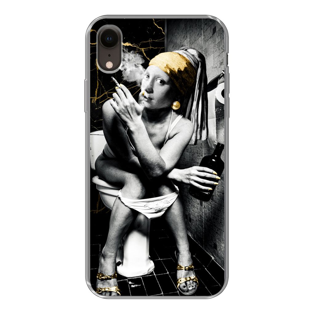 MuchoWow Handyhülle Schutzhülle Hülle für iPhone XR Marmoroptik - Mädchen mit Perlenohrring - Zigaretten - Toilette - Gold - Kunst - Alte Me...