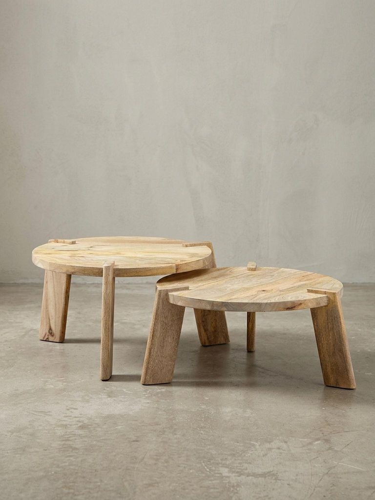 2er Set Couchtische "Helen": Mango Massivholz, unterschiedliche Größen, Messing Zierstreifen, handgefertigt. Beige, 53x53x32 cm | Kadima Design