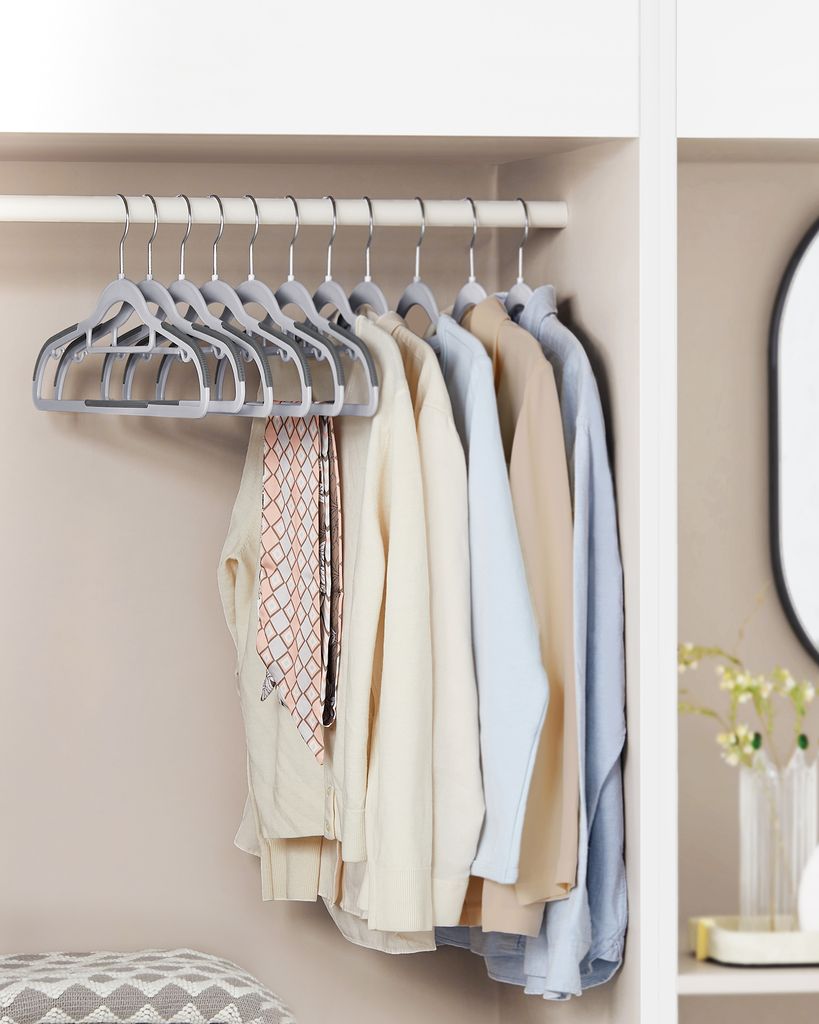 SONGMICS Kleiderbügel, 50er Set, Jackenbügel aus Kunststoff, gut belastbar, Anti-Rutsch-Design, platzsparend, 0,6 cm Dicke, um 360° drehbarer Ha...