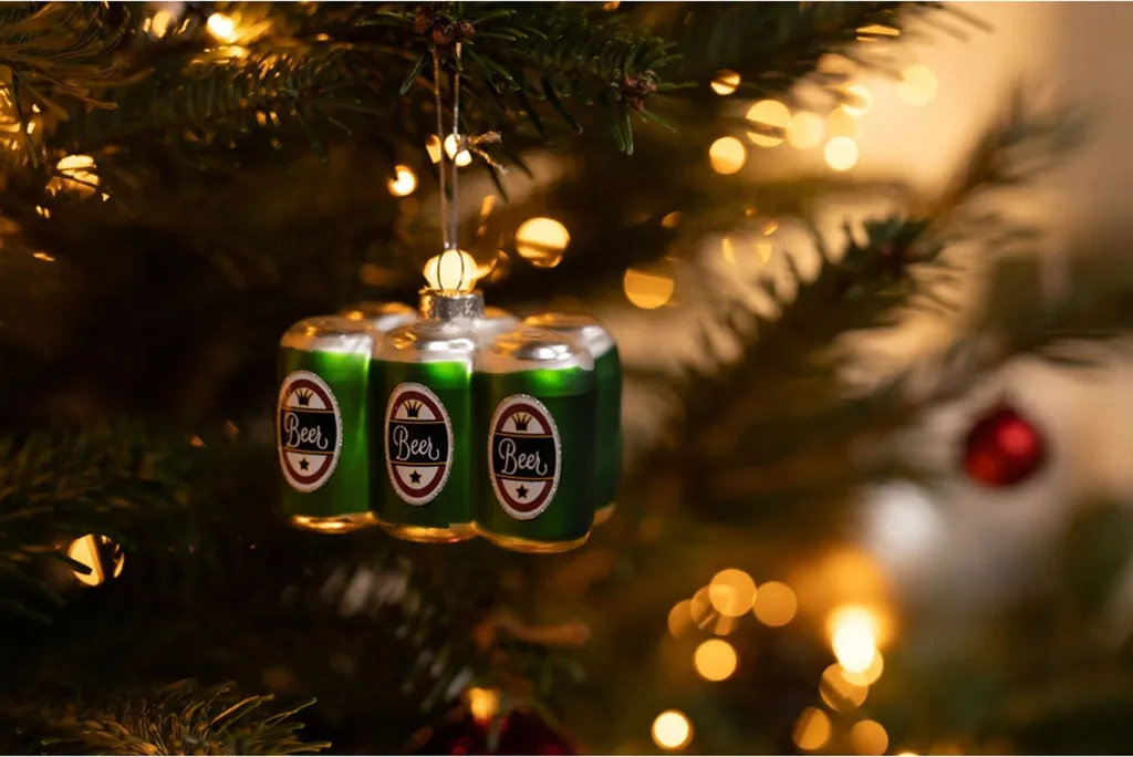 Marre des boules classiques ? Optez pour ce Lot de 6 Bières de Noël