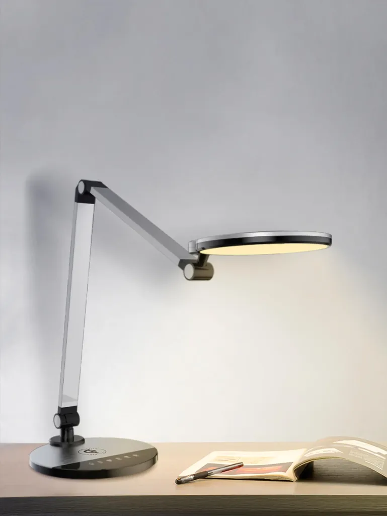Luminaire de bureau Paperflow meet Chuck blanc pour espace de travail