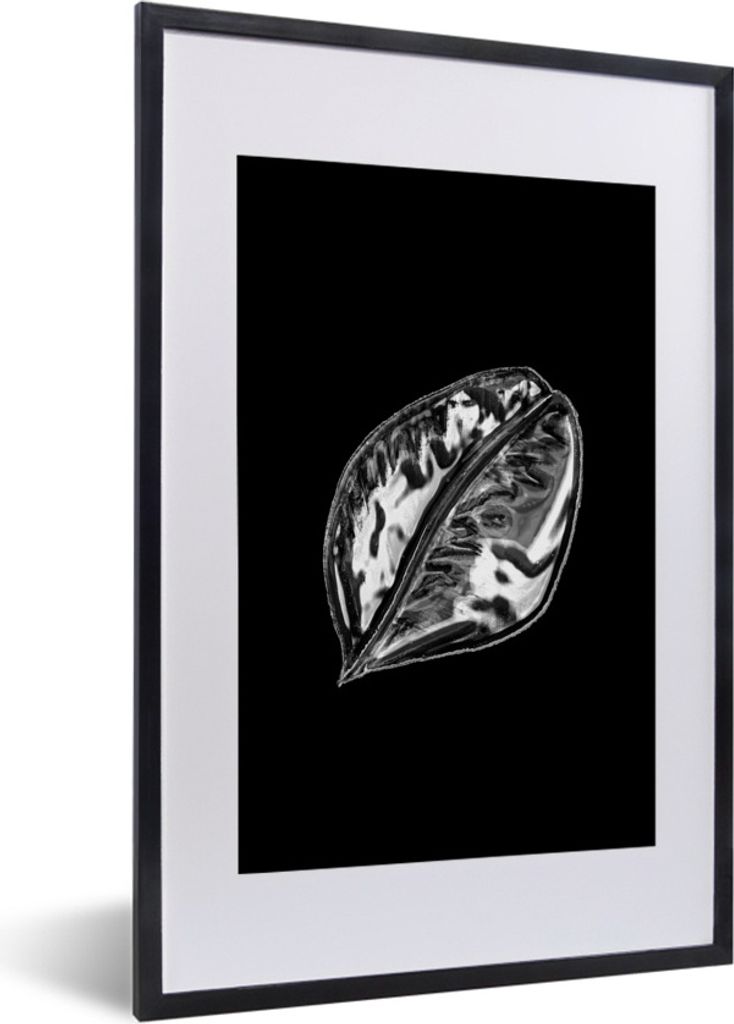 MuchoWow Gerahmtes Poster Blatt mit dicker Maserung auf schwarzem Hintergrund - schwarz und weiß 40x60 cm - Poster mit Schwarzem Bilderrahmen Wa...