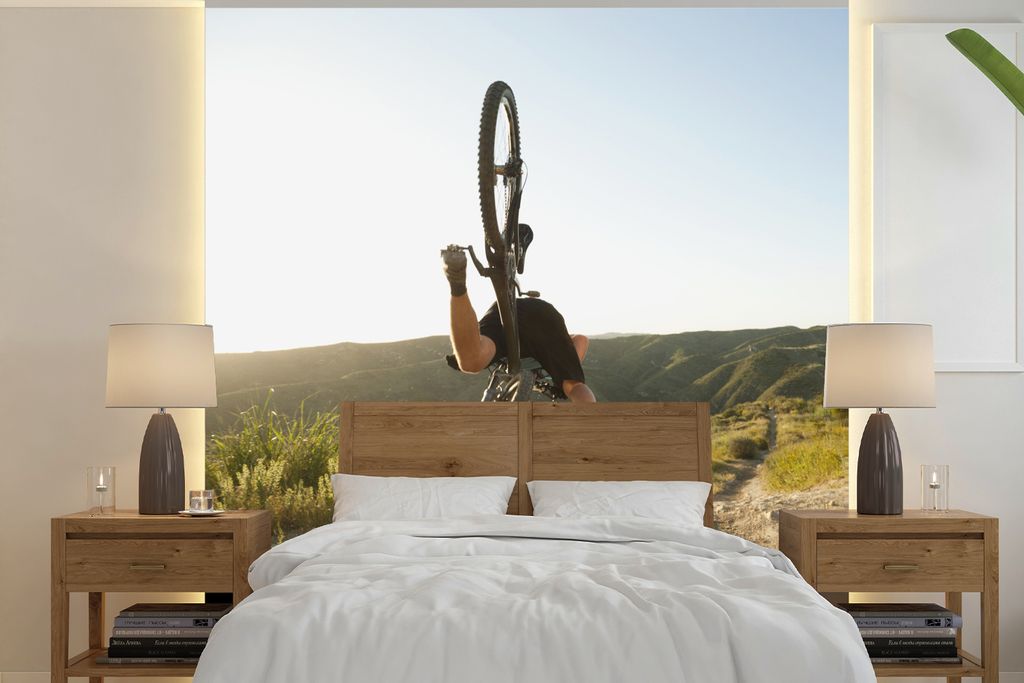 MuchoWow Fototapete für Wohnzimmer oder Schlafzimmer Wandtapete Vinyl Motivtapete Person stürzt vom Mountainbike - 350x350 cm - Schlafzimmertapete